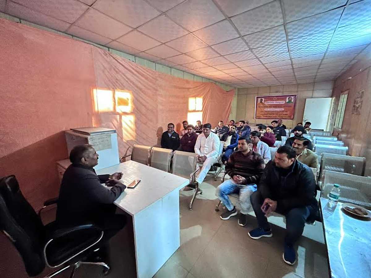 गौतमबुद्ध नगर जिले में अब एक एकड़ जमीन वाले को ही बेचें जाएंगे ट्रैक्टर